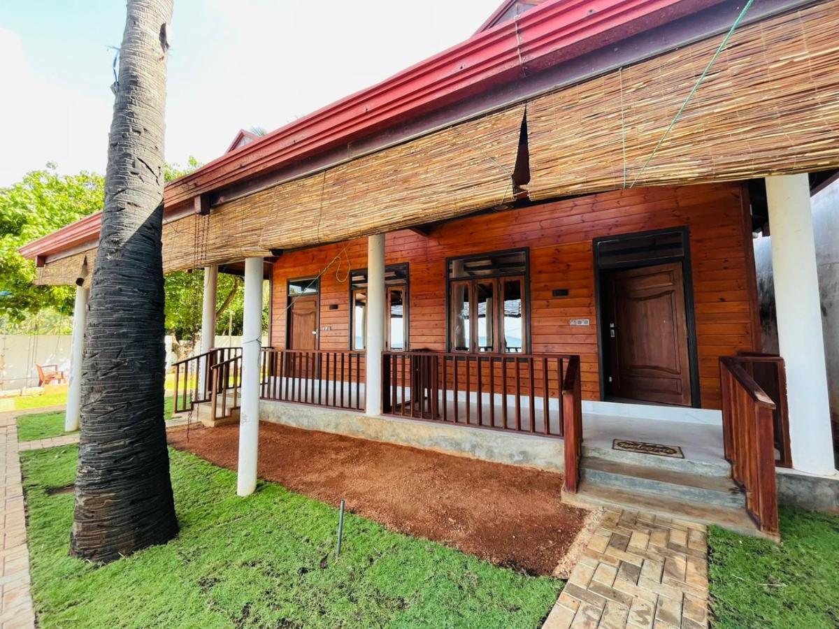 Janas Blue Water Corner Hotel Trincomalee Ngoại thất bức ảnh