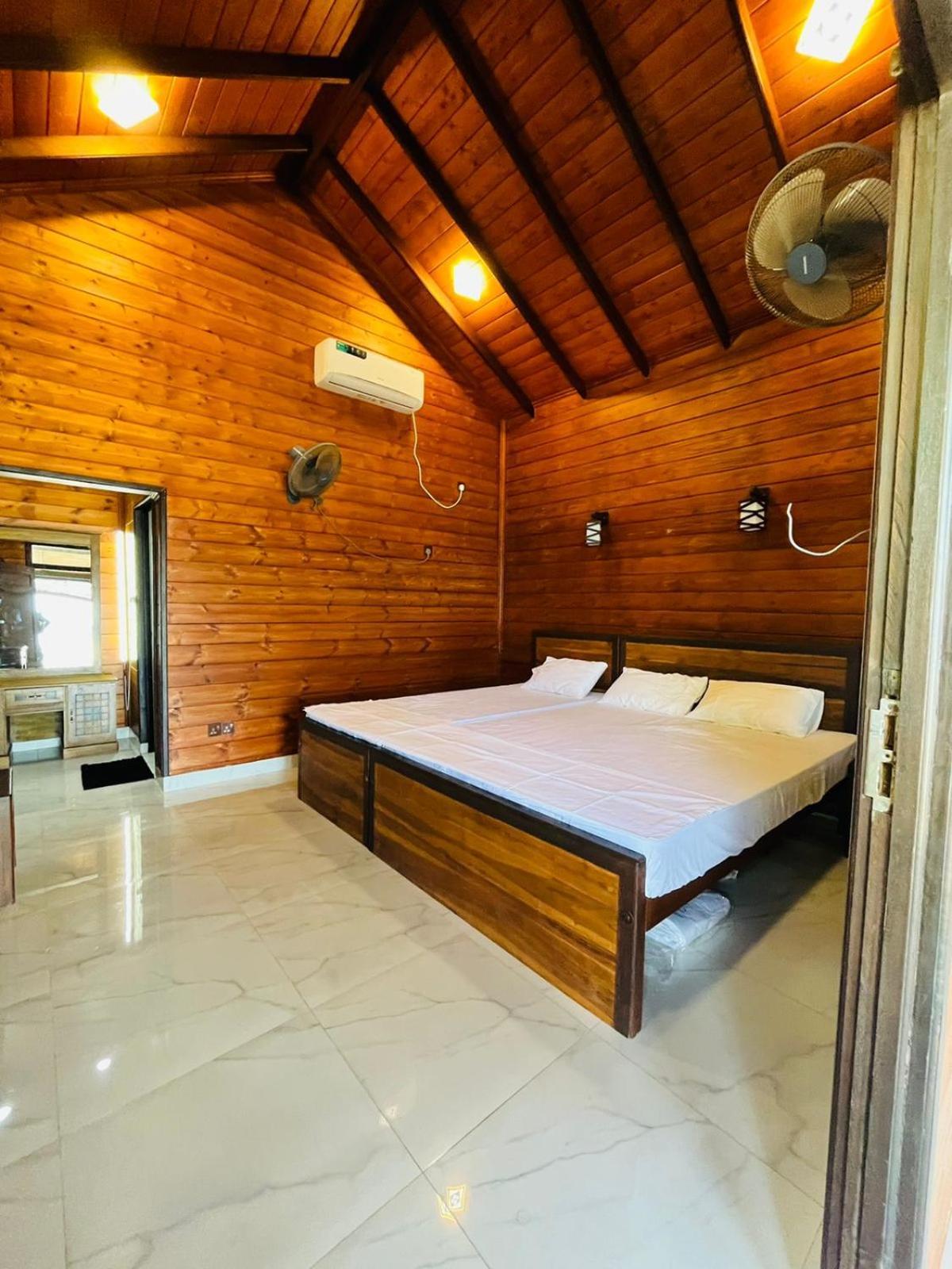 Janas Blue Water Corner Hotel Trincomalee Ngoại thất bức ảnh