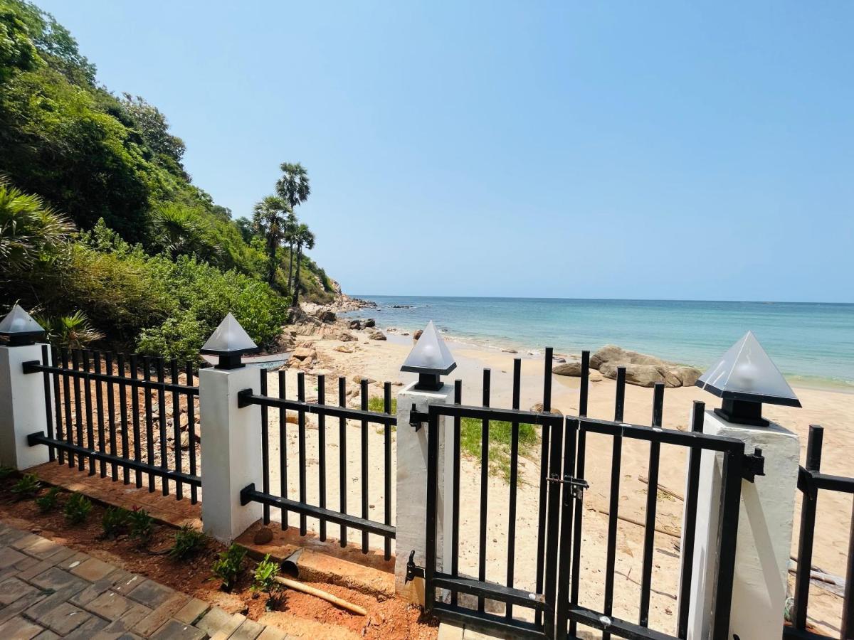Janas Blue Water Corner Hotel Trincomalee Ngoại thất bức ảnh