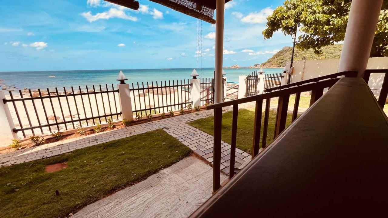 Janas Blue Water Corner Hotel Trincomalee Ngoại thất bức ảnh
