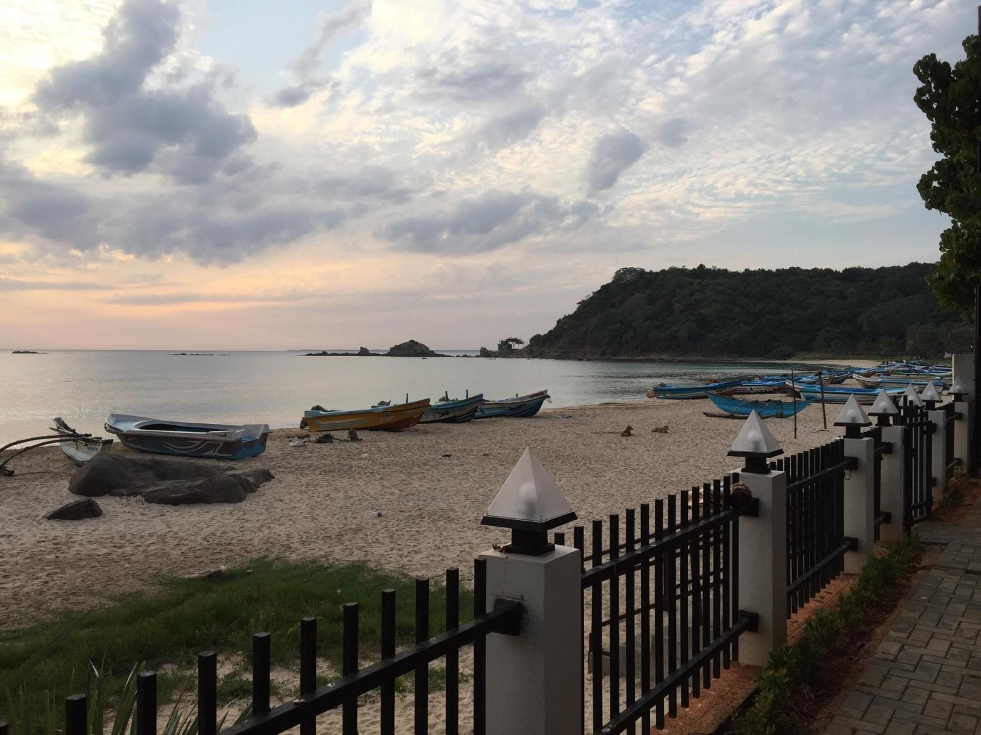 Janas Blue Water Corner Hotel Trincomalee Ngoại thất bức ảnh